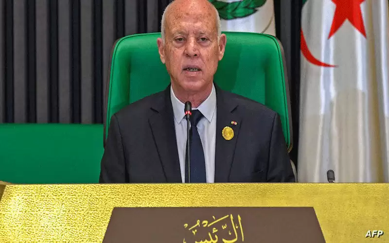 الرئيس التونسي ينهي مهام وزيرة ومحافظ