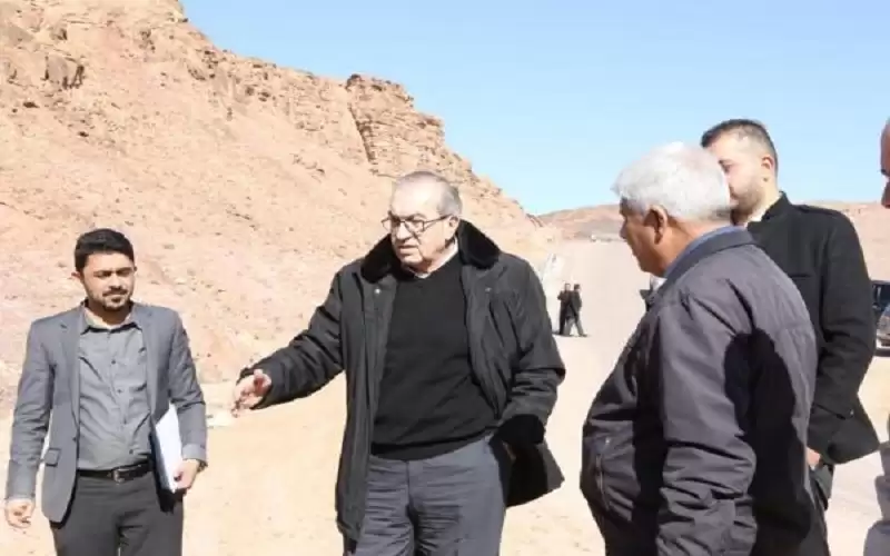 أبو السمن يتفقد مشاريع تعمل عليها