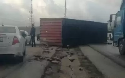 تدهور مركبة شحن كبيرة على طريق
