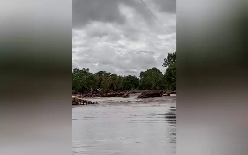 فيضانات قياسية تؤدي لعزل بلدات كثيرة