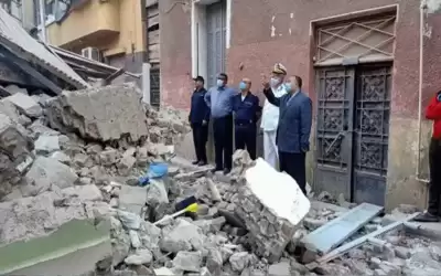 مصرع 3 أشخاص بانهيار بناية سكنية