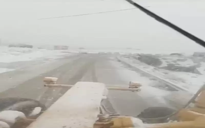 أليات الاشغال تتعامل مع ثلوج النقب