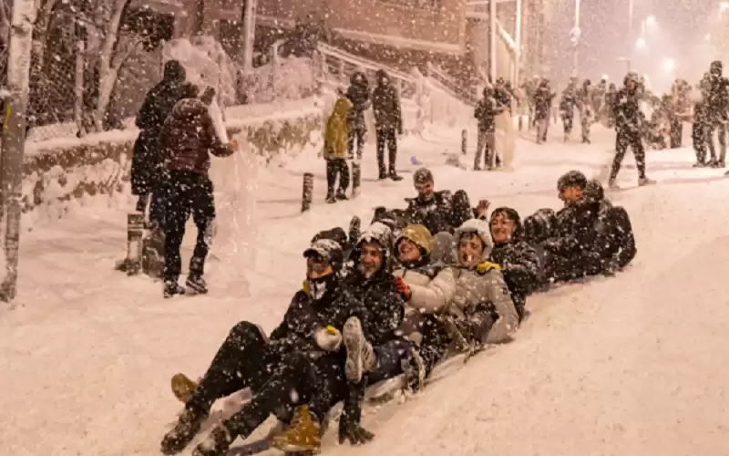 طبيب باكستاني يستقبل ابنه الـ60 ويبحث