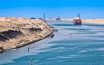 جنوح سفينة في قناة السويس ومحاولات