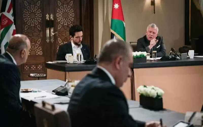 الملك يطلع على عرض تفصيلي حول