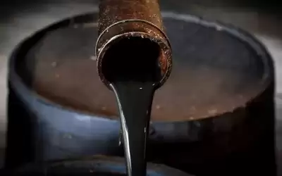 النفط يتراجع وخام برنت دون 80
