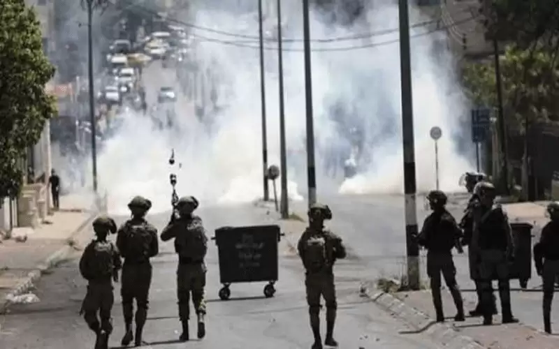 إصابات باقتحام الاحتلال نابلس واعتقال 25