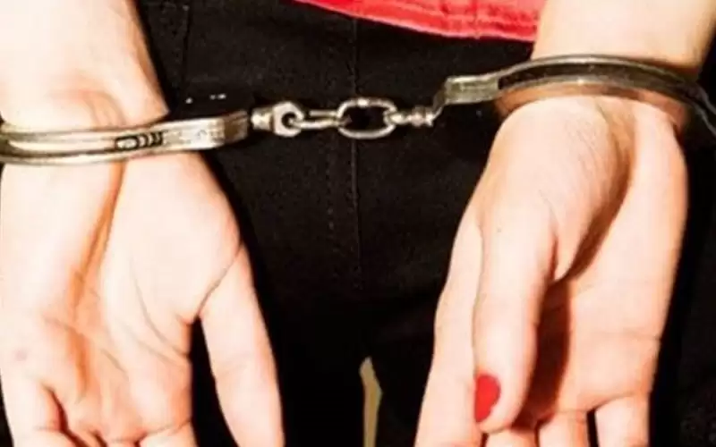 ارتماء مفاجئ في أحضان الرجال ..