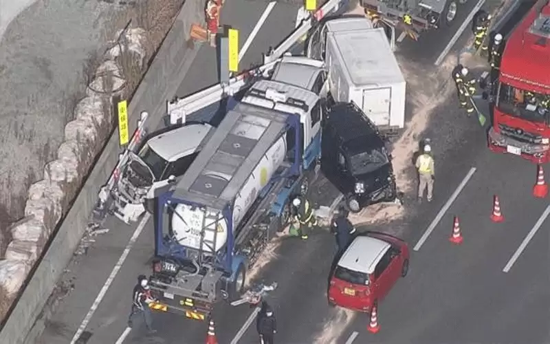 اصطدام 20 سيارة في حادث مروري