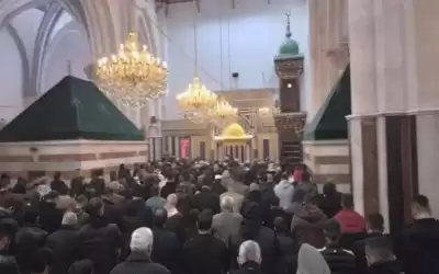 حشود تؤدي صلاة الفجر بالمسجدين الأقصى