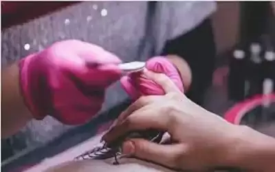 حادثة مروعة .. جلسة تنظيف أظافر
