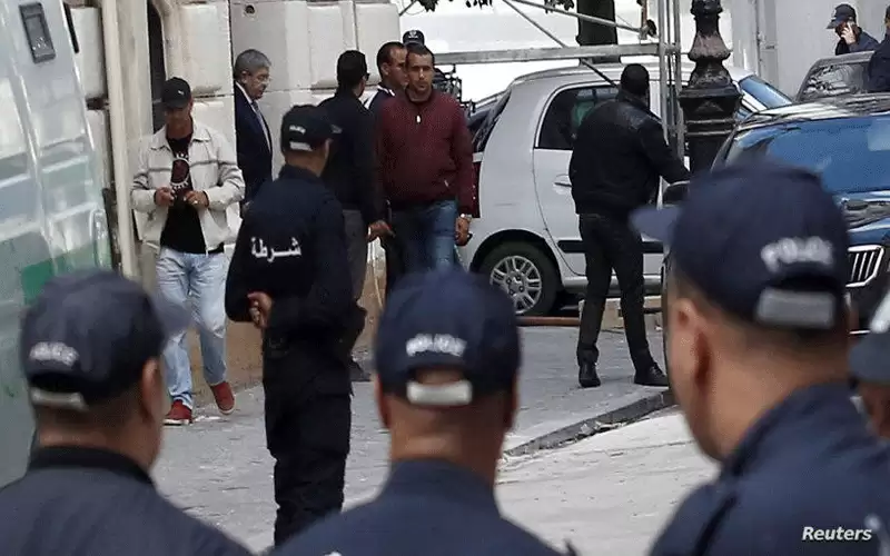 الجزائر.. تفكيك شبكة تجبر القاصرات على