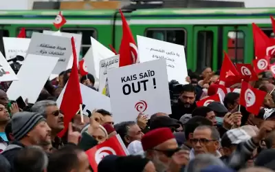 آلاف التونسيين يحتشدون في مظاهرة ضد