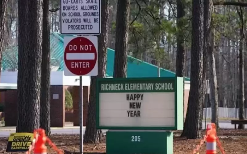 طفل يطلق الرصاص على معلمه بالمدرسة