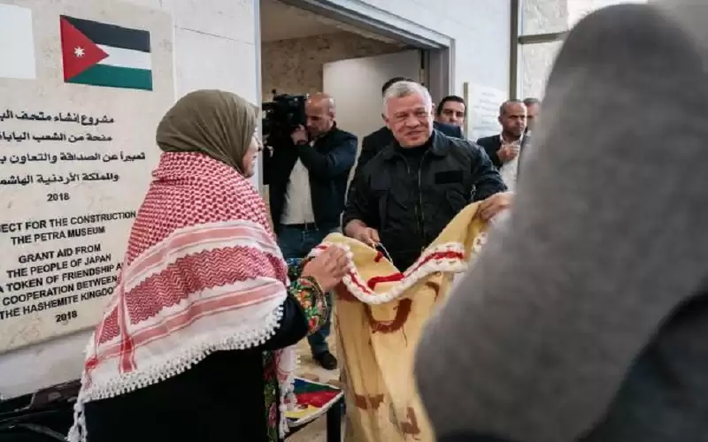 الملك يزور متحف البترا