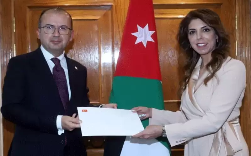 الخارجية تتسلم نسخة من أوراق اعتماد