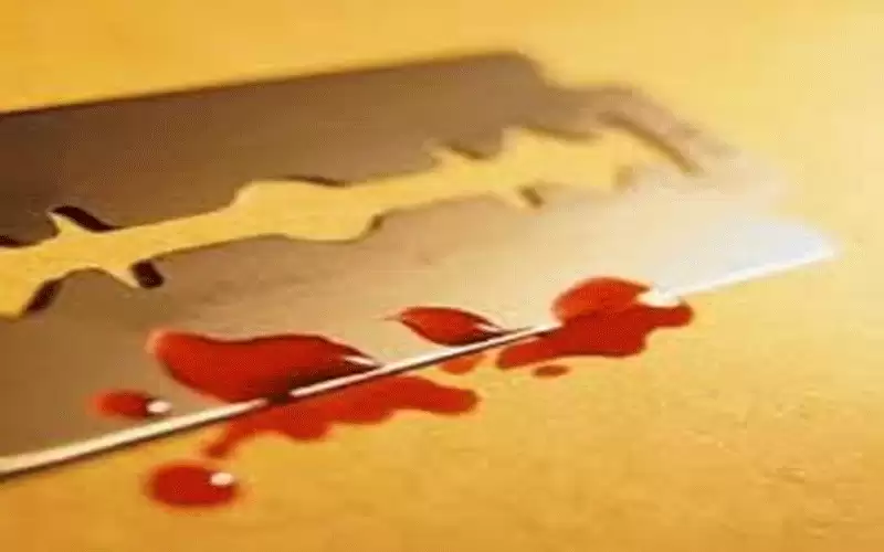 إصابة حدث بأداة حادة في وجهه