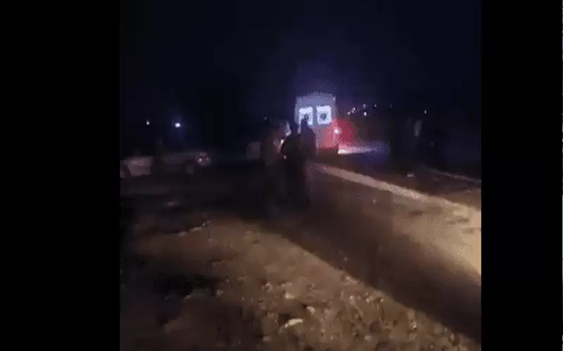 تدهور باص صغير داخل قناة الملك