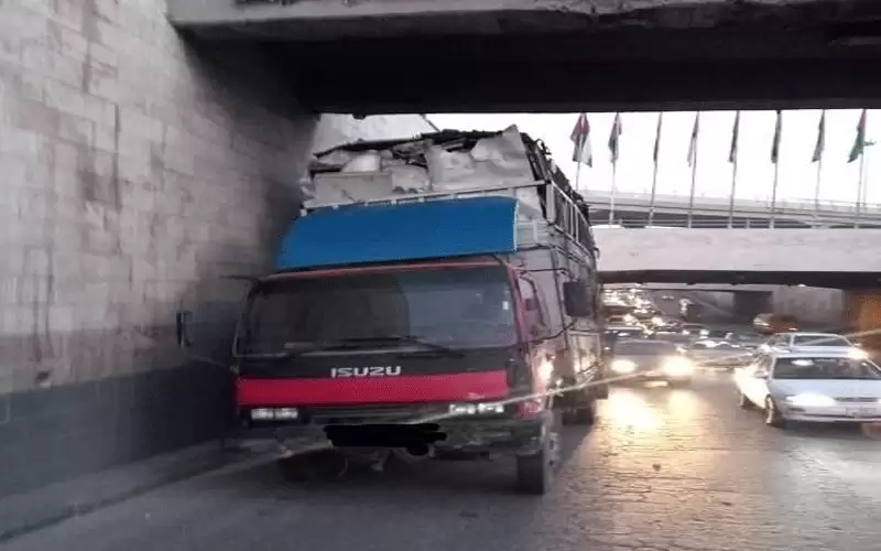 تعطل مركبة شحن على مخرج نفق