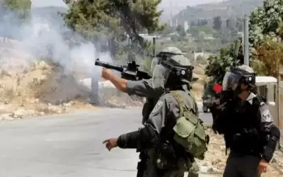 الاحتلال يصيب فلسطينيا ويعتقل 3 آخرين
