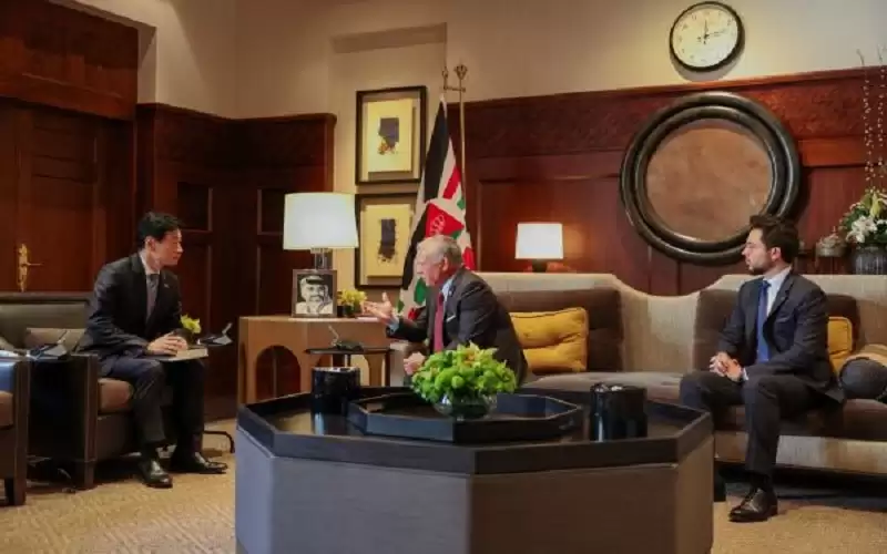 الملك يتسلم رسالة من رئيس الوزراء