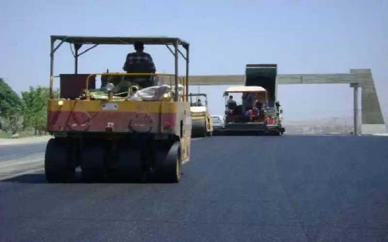 البدء بمشروع صيانة وتعبيد الشوارع بمناطق