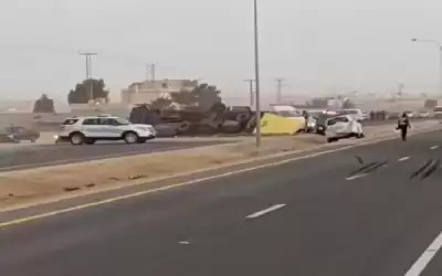 تدهور مركبة شحن على الطريق الصحراوي