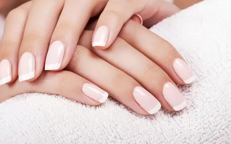 إلى ماذا يشير تغير لون الأظافر؟