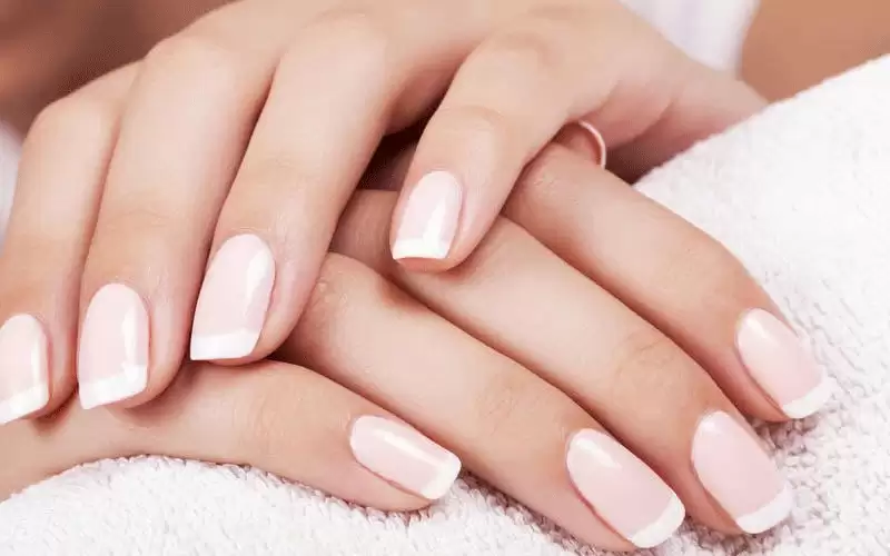 إلى ماذا يشير تغير لون الأظافر؟