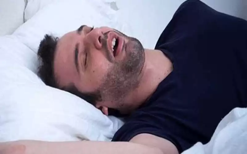 الكلام أثناء النوم.. لماذا يحدث وهل