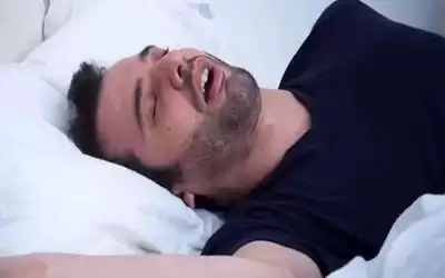 الكلام أثناء النوم.. لماذا يحدث وهل