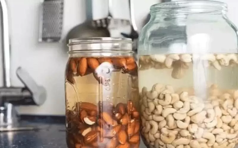 أطعمة (منقوعة) عليك تناولها لتعزيز صحتك