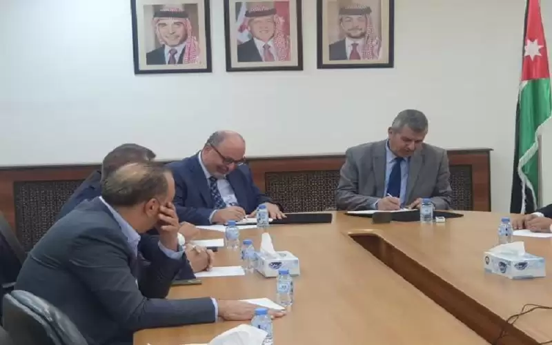 الخرابشة يوقع مذكرة تفاهم لاستغلال الصخر