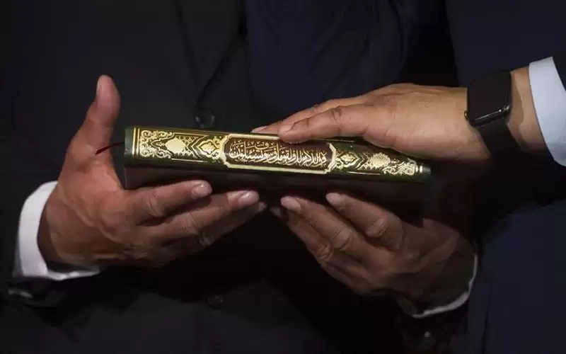 بعد السويد .. تمزيق القرآن الكريم