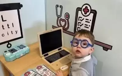 العبقري الصغير .. يتحدث 7 لغات