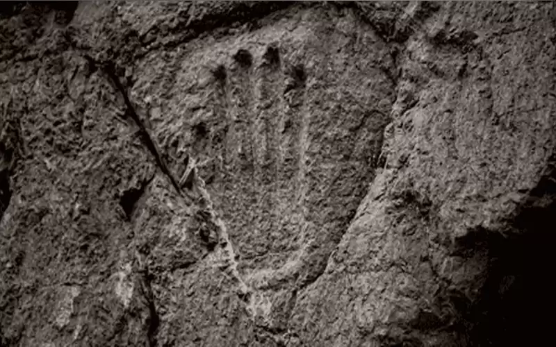 اكتشاف بصمة يد غامضة على أسوار