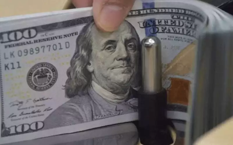 الدولار يقترب من أدنى مستوياته في