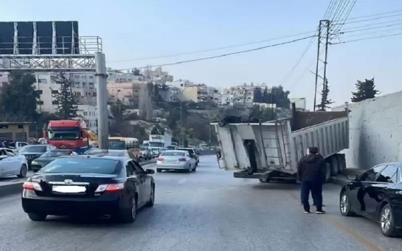 6 إصابات بتدهور قلاب واصطدامه بمركبة