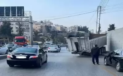 6 إصابات بتدهور قلاب واصطدامه بمركبة