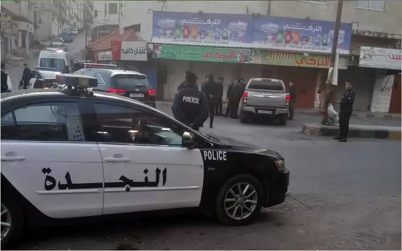 الامن يقنع شخصا بالعدول عن إشعال