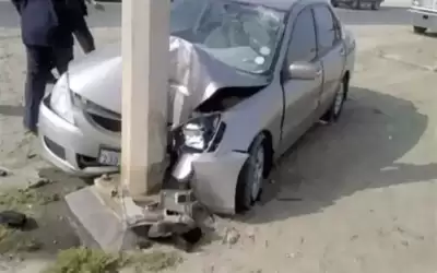 وفاة واصابتان باصطدام مركبة بعامود كهرباء
