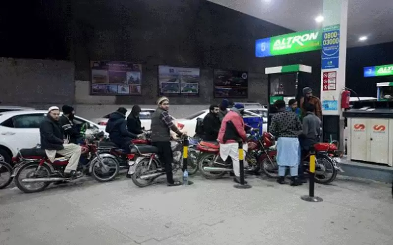 باكستان ترفع أسعار الوقود قبل زيارة