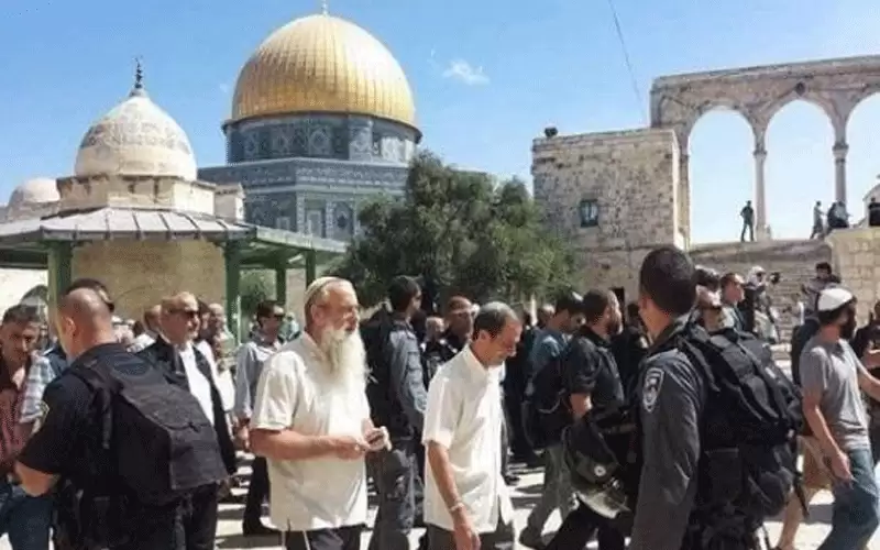 مستوطنون متطرفون يقتحمون الاقـصى