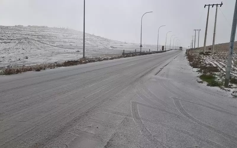 مرتفعات الطفيلة الجنوبية تشهد زخات ثلجية