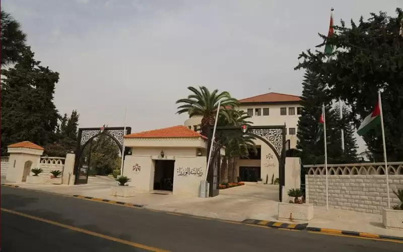 موظفون حكوميون إلى التقاعد (اسماء)