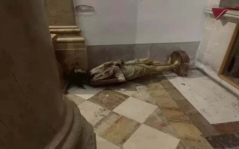 مستوطنون يقتحمون كنيسة حبس المسيح ويحطمون