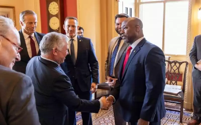 السيناتور سكوت يغرد عن الملك: العلاقة