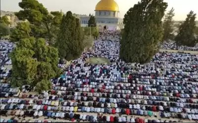 60 ألفا يؤدون صلاة الجمعة في