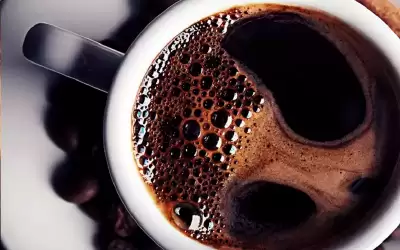 هل تمنحك القهوة حقا دفعة من