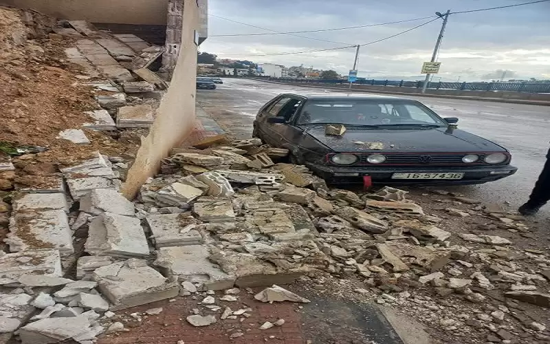 انهيار سور منزل على مركبة في